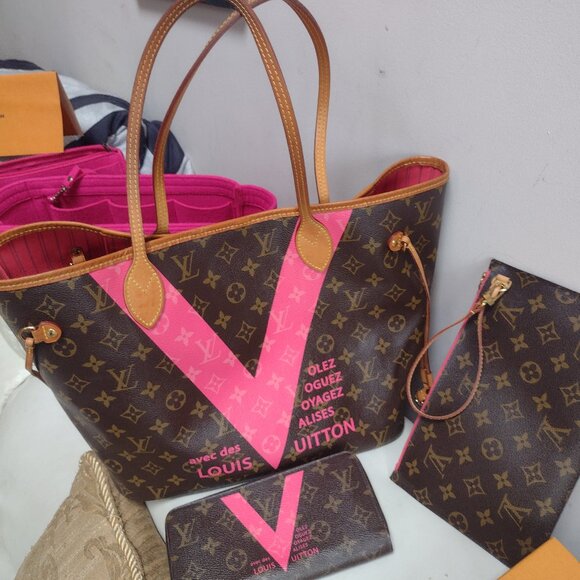 💯% Authentic Louis Vuitton Pink V Line Full Inclusion PLUS ZIPPY WALLET💗 - Picture 14 of 16